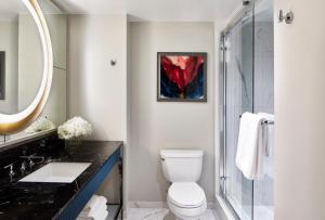 奥兰多波西米亚大奥兰多签名收藏酒店的一间带卫生间和玻璃淋浴间的浴室