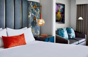 奥兰多波西米亚大奥兰多签名收藏酒店的酒店客房,配有床和沙发