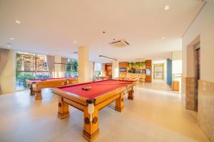 阿奎拉兹Beach Park Resort - Wellness的大房间,设有两张台球桌