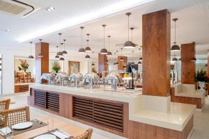 阿奎拉兹Beach Park Resort - Wellness的一间带柜台和用餐室的餐厅