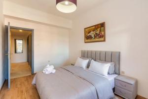马拉喀什Moroccan typical flat, Hivernage的卧室配有带白色枕头的大床