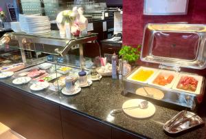 锡默拉特Garni Hotel Henn的餐厅提供的自助餐