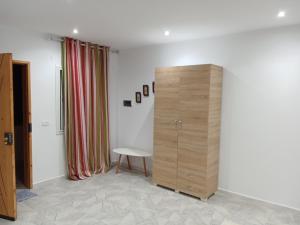 PotinvilleAppartement S+0 a borj cedria erriadh的客房设有木制橱柜和桌子。