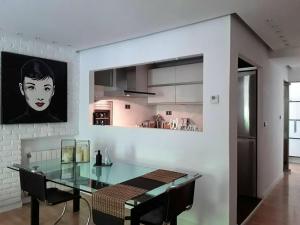 萨拉戈萨One bedroom property with wifi at Zaragoza的一间设有玻璃桌和黑色椅子的用餐室