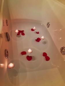 萨拉戈萨One bedroom property with wifi at Zaragoza的装满红心和蜡烛的浴缸