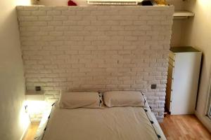 萨拉戈萨One bedroom property with wifi at Zaragoza的砖墙房间的一个床位
