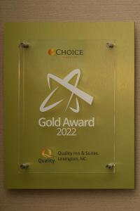 列克星敦Quality Inn & Suites的墙上金奖的标志