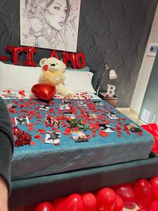福贾BRUMARI的一间卧室,配有一张带红色气球的床