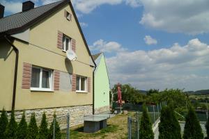 苏希采Domek Šumava的围栏旁的黄色和绿色房子