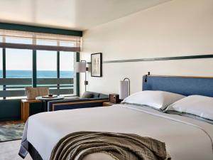 蒙特雷Monterey Tides的一间卧室配有一张床,享有海景