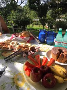 圣若昂-达巴拉Pousada Sitio Urbano的一张桌子,上面放着食物和水果盘