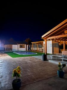 昆卡Luxury Rural Cuenca的夜间后院,设有游泳池