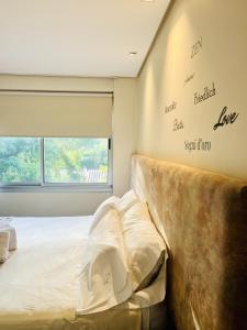 门多萨La Sofia Apart & Wines的一间卧室设有一张大床和一个窗户。