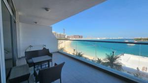 迪拜Azure Residences in Palm Jumairah的享有海滩和海洋美景的阳台。