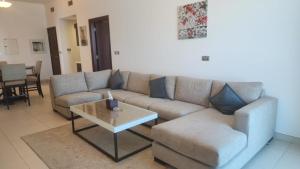 迪拜Azure Residences in Palm Jumairah的带沙发和咖啡桌的客厅