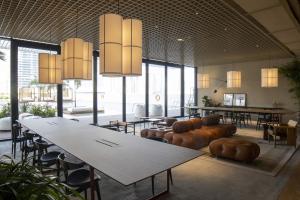迪拜Business Travel Ready Studio at Upside Living的大型客房设有桌椅和大窗户。
