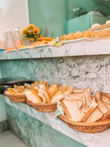 萨尔瓦多阿布索路特酒店的架子上展示面包和糕点