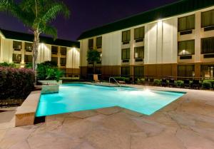 休斯顿休斯顿/布鲁克庭院酒店的夜间在酒店前的游泳池