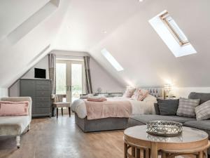 Southwick2 bed property in Bradford-on-Avon 87056的客厅配有床和沙发