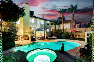 拉斯维加斯Buddha Play Modern with Pool & Spa Sauna Near Vegas strip的一座房子的院子内的游泳池