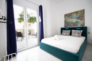 阿利坎特Art Apartments Alicante的一间卧室设有一张床和一个大窗户