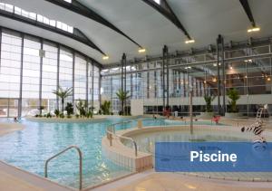 Moussy-le-NeufLe Neptune : Proche Roissy CDG - Paris - Astérix的大楼内的大型室内游泳池