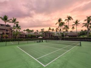科纳2 bedroom 2 bathroom condo - Kanaloa at Kona 201的一座棕榈树环绕的网球场