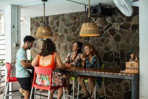 巴拿马城厄尔玛齐科旅馆的一群坐在酒吧里的人