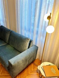 米兰米兰58公寓的靠窗前的沙发,带灯