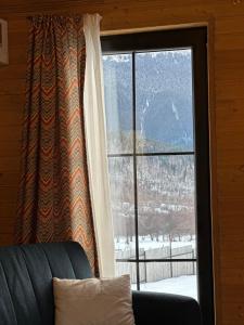 梅斯蒂亚Mestia Villas的窗户享有雪覆盖的山脉美景