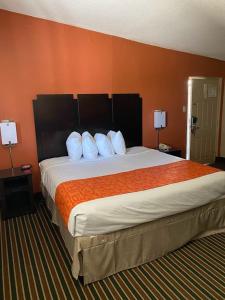 查尔斯湖查尔斯湖豪生国际酒店的酒店客房配有一张带白色枕头的大床