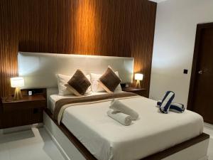 迪弗西Heron Beach Hotel - The Best Maldivian Getaway in Dhiffushi,Maldives的酒店客房,配有两张带毛巾的床