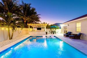 迈阿密Lux Backyard/Heated Pool/Everglades/Speedway/Keys!的一座房子后院的游泳池