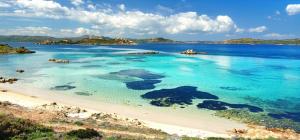 马达莱纳DomoMea - L'Isola nell'Isola的一片蓝水海滩和岛屿