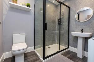 莫克姆Beachfront Apartment 3 Bedrooms Sleeps 7 - Newly Refurbished的带淋浴、卫生间和盥洗盆的浴室