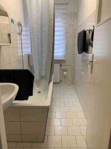 柏林Choice Berlin - Wohnung für bis zu 12 Personen的白色的浴室设有水槽和淋浴。