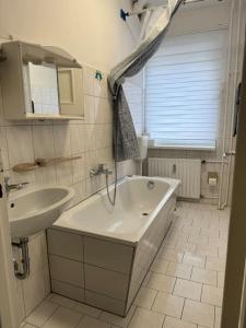柏林Choice Berlin - Wohnung für bis zu 12 Personen的浴室配有白色浴缸和水槽