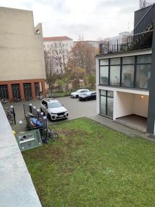 柏林Choice Berlin - Wohnung für bis zu 12 Personen的停在大楼旁边的停车场的汽车