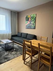 柏林Choice Berlin - Wohnung für bis zu 12 Personen的客厅配有沙发和桌子