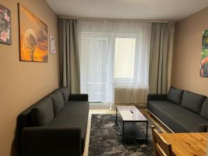 柏林Choice Berlin - Wohnung für bis zu 12 Personen的客厅配有沙发和桌子