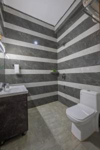 卡绍利Kasauli Height的浴室设有黑色和白色条纹墙