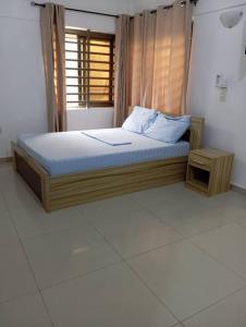 科托努Magnifique Maison de ville Bord de mer Cotonou Fidrjossè的一间卧室设有一张床和一个窗口