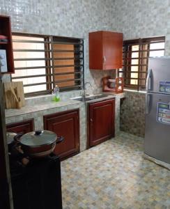 科托努Magnifique Maison de ville Bord de mer Cotonou Fidrjossè的厨房配有水槽和冰箱