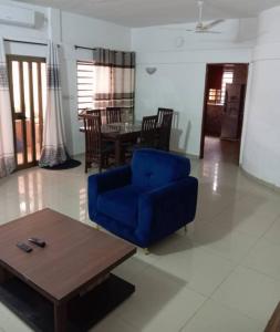 科托努Magnifique Maison de ville Bord de mer Cotonou Fidrjossè的客厅配有蓝色椅子和桌子