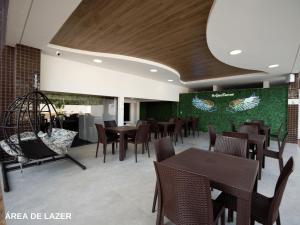 伊瓜苏ApartDamani的一间带桌椅和绿色墙壁的餐厅