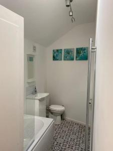 霍姆弗斯Holmfirth Hideout的白色的浴室设有卫生间和水槽。