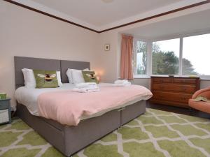 布里德波特3 Bed in West Bay 78089的一间卧室设有一张大床和一个窗户。