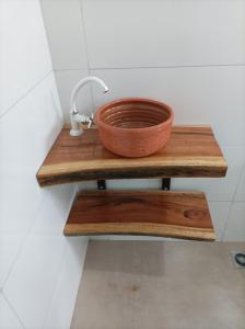 巴拉-杜加萨斯Temporada em família e amigos.的浴室木架上的铜碗