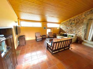 弗雷舒德埃什帕达阿辛塔柳树农场住宿加早餐旅馆 - 乡村旅游的带沙发和椅子的客厅以及石墙。