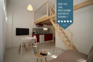 加普La Menuiserie的客厅配有高架床和书桌